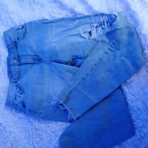 Ripped jeans with cloth colvering wholes